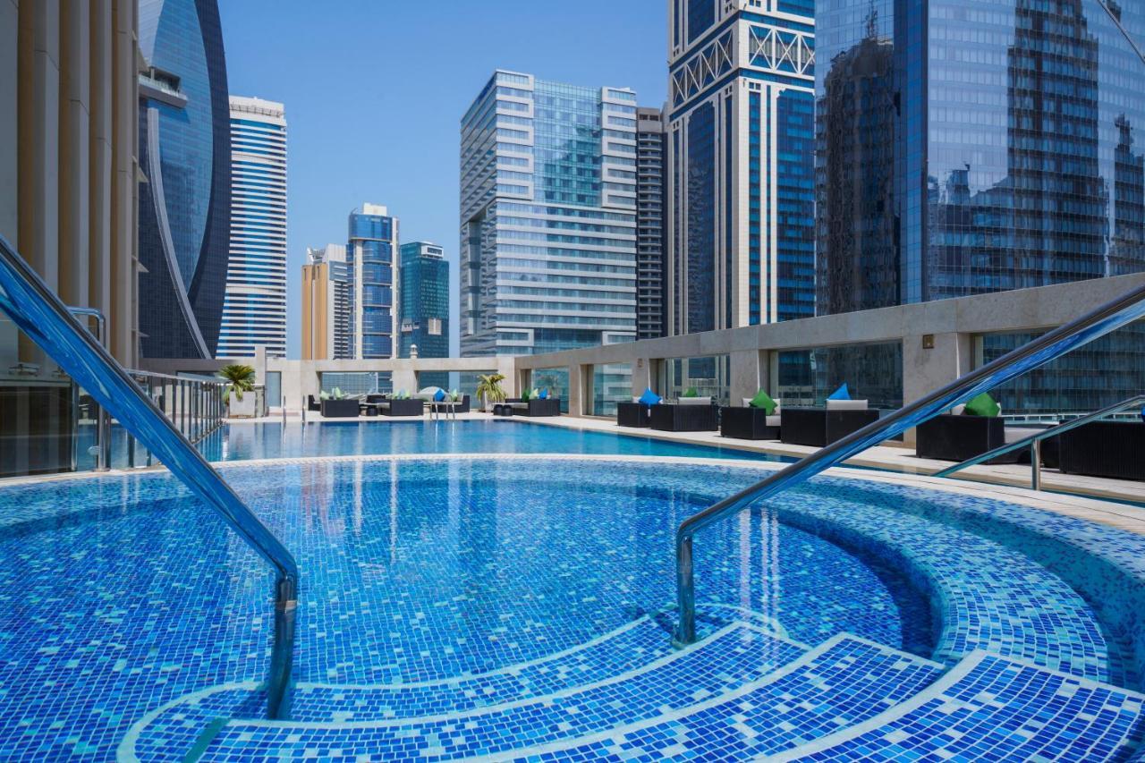 Wyndham Grand Doha West Bay Beach Exterior foto The swimming pool at the hotel
