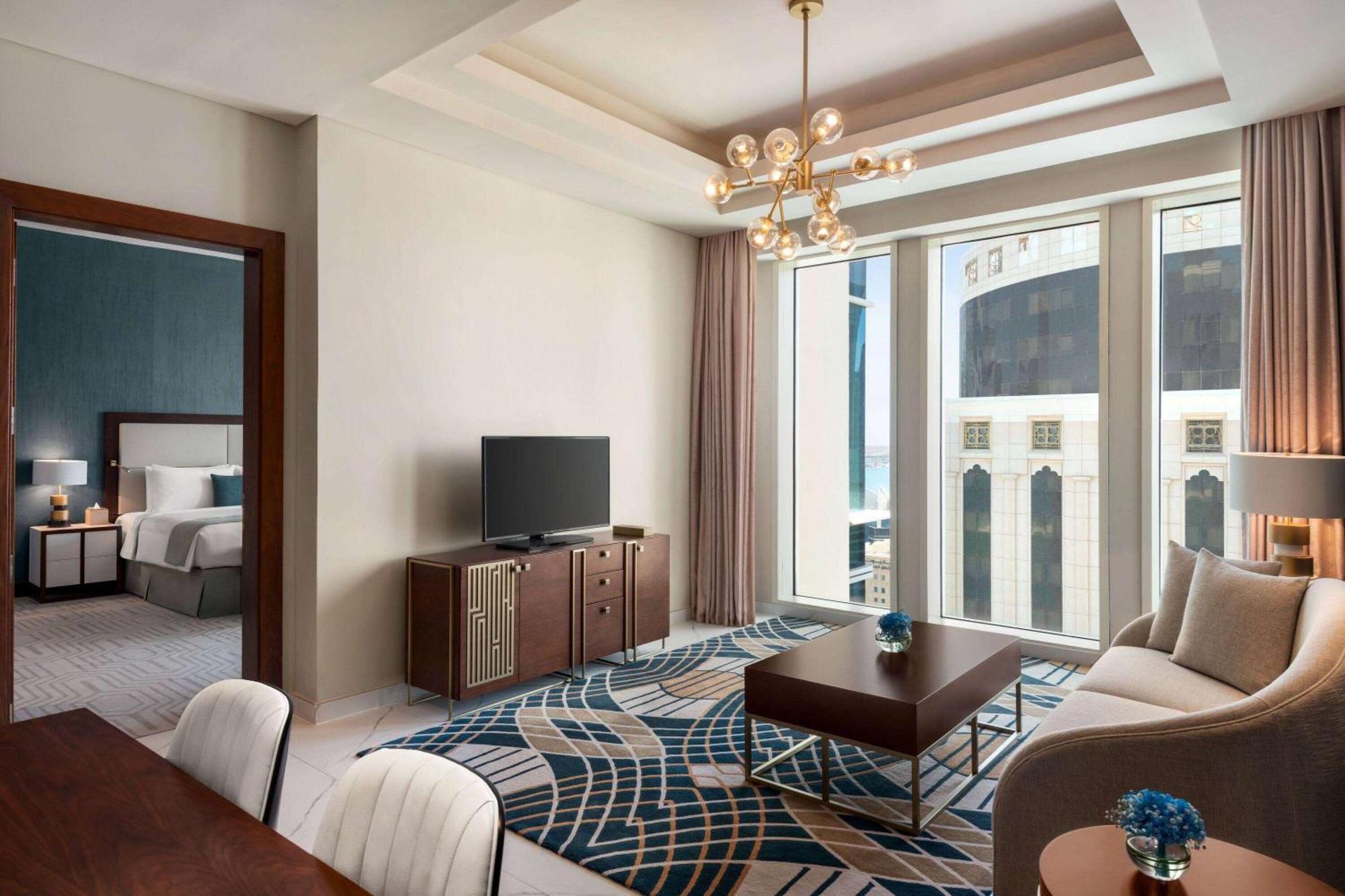 Wyndham Grand Doha West Bay Beach Exterior foto A suite at the hotel