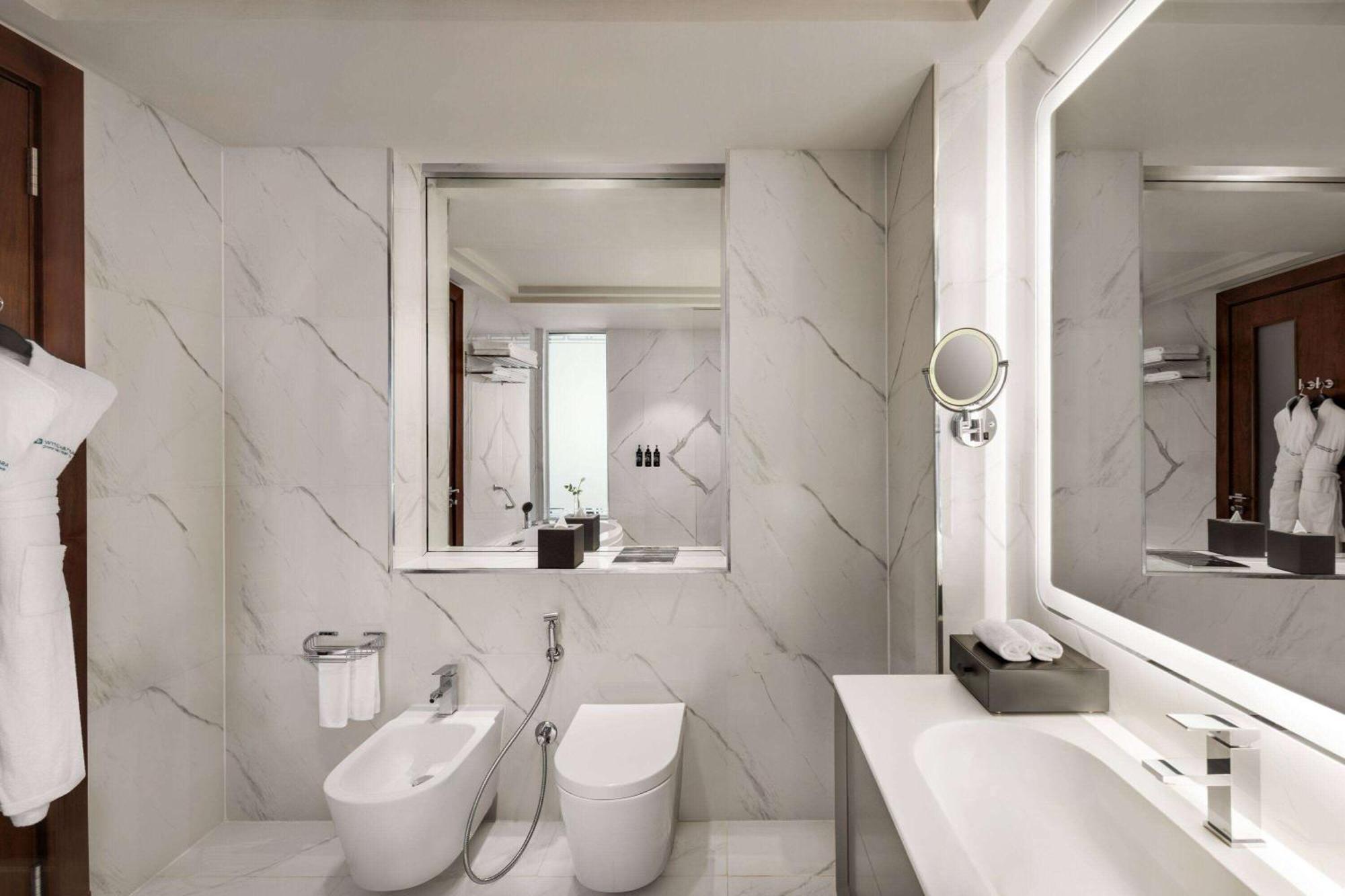 Wyndham Grand Doha West Bay Beach Exterior foto Bathroom